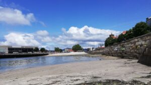 Vista desde el paseo y la playa de Bouzas