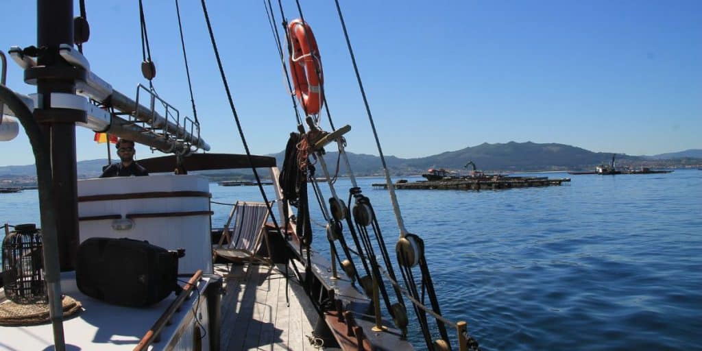 pasear la ría de vigo y las islas cíes en goleta