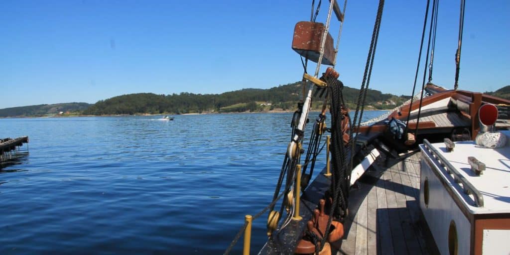 recorrer la ría de vigo y las islas cíes en goleta